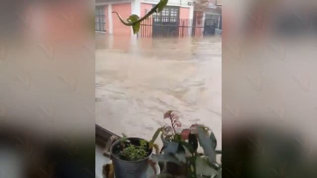 Highways and bridges are destroyed due to river floods! Thousands of houses are flooded in Chile смотреть онлайн