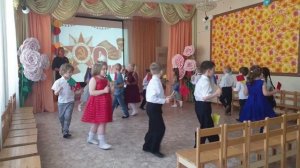 Вход - упражнение с флажками на 9 мая | Утренник на День Победы | Старшая группа детского сада