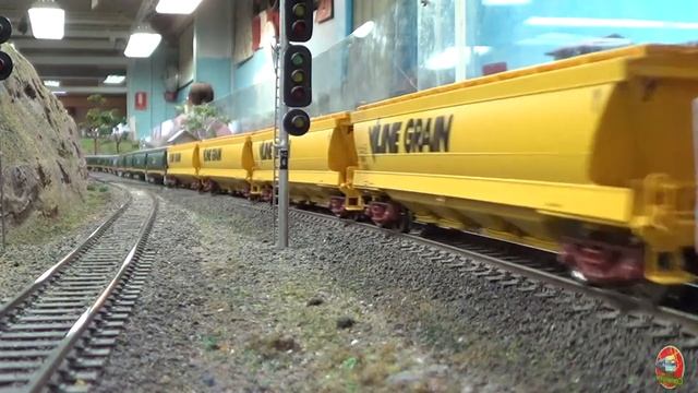 Auscision B82, B84 & Austrains Y127 on a Grain Train at AMRA - Model Railways смотреть онлайн