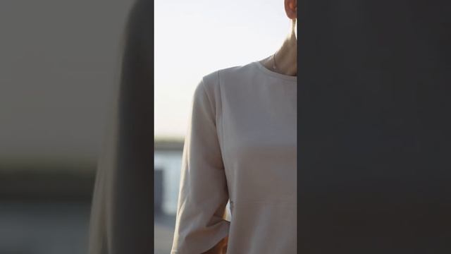 Платье из легкого трикотажа песочного цвета с секретами для кормления смотреть онлайн