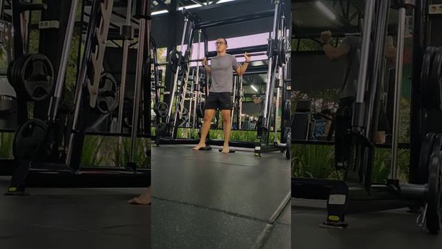 136 Lbs / 62 KG Elevated Heel Smith Machine Squat For 9 Reps @ 141 Lbs / 64 KG Bodyweight // SET 1. смотреть онлайн