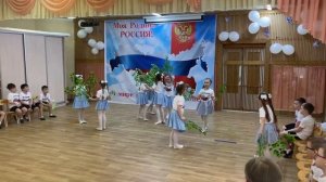 Танец с берёзками на праздничном мероприятии «Россия - Родина моя»