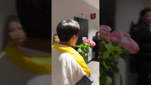 Поставщик отличных песен, хорошего настроения и... цветов) Jazzdauren #востокfm #звездывостока смотреть онлайн