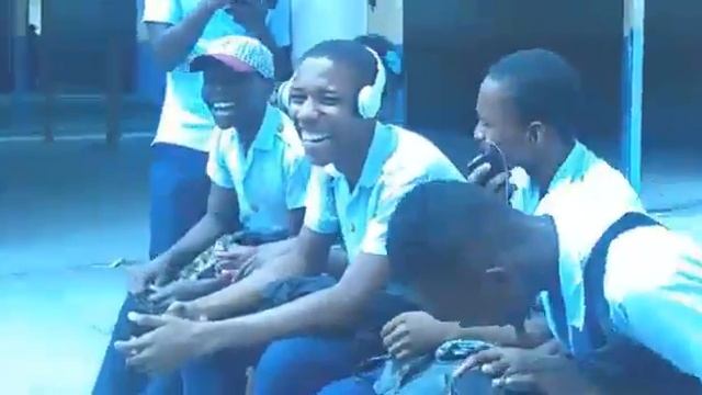 (Istwa sa tris) Lè wap koze a yon fanm ki gen telefòn Android epiw a yon ti telephone kana nan men смотреть онлайн