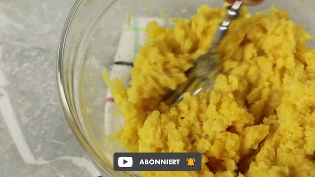 Mit nur wenig Zutaten sind Kartoffelplätzchen gefüllt mit Mozzarella sehr einfach zuzubereiten смотреть онлайн