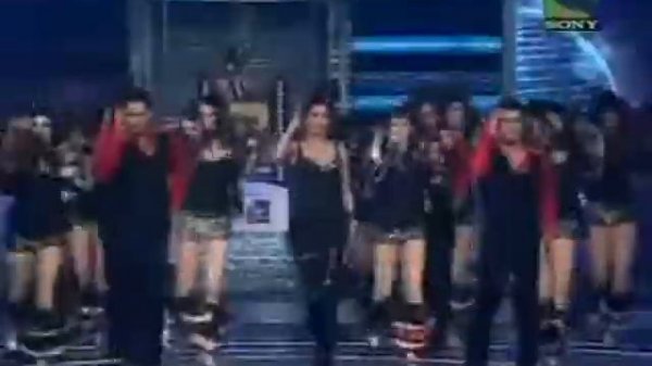 Выступление Дипики Падукон на "Filmfare 2010".