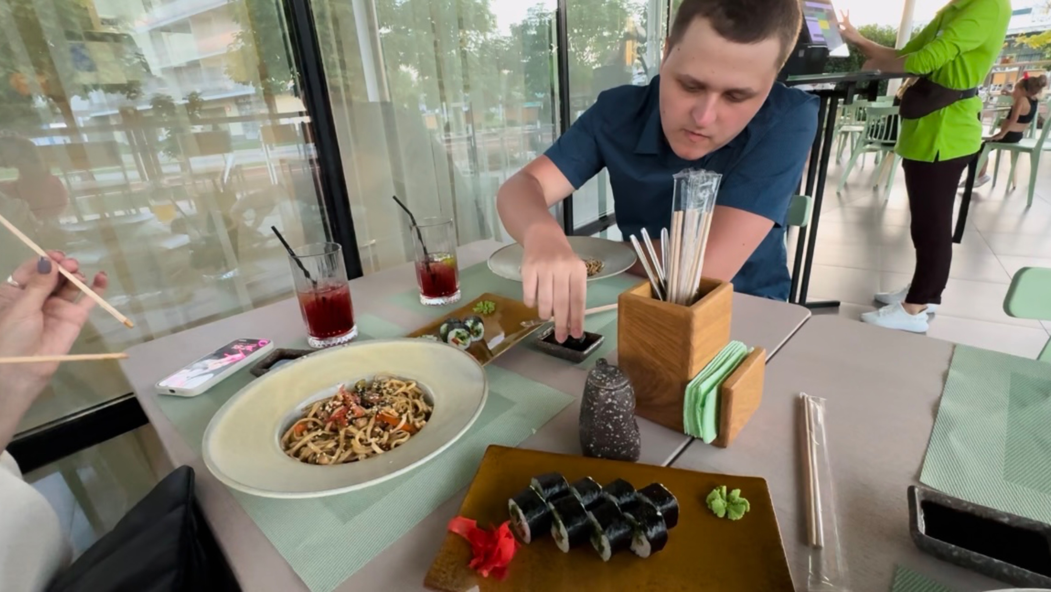 Чёрное море 2024 🐬 Пришли в кафе Авокадо на территории Сочи Парк Отеля 🌴Вкусные роллы! смотреть онлайн