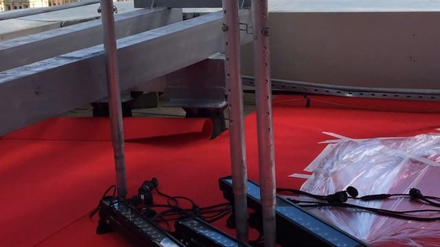 Стелим крышу Ковровой дорожкой на набережной смотреть онлайн