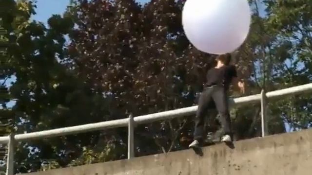 Что будет, если жвачку надуть гелием смотреть онлайн