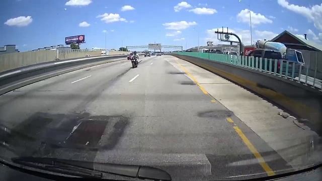 MOTORCYCLIST WANTS TRACKHAWK TO DO A PULL смотреть онлайн