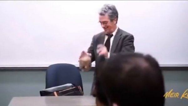 Учитель вошел в класс и поставил перед учениками пустую банку