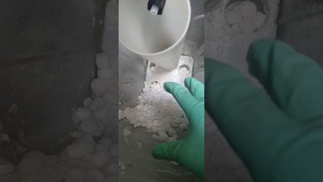 Не уходит соль в солевом баке, что делать.Фильтр колонна. смотреть онлайн