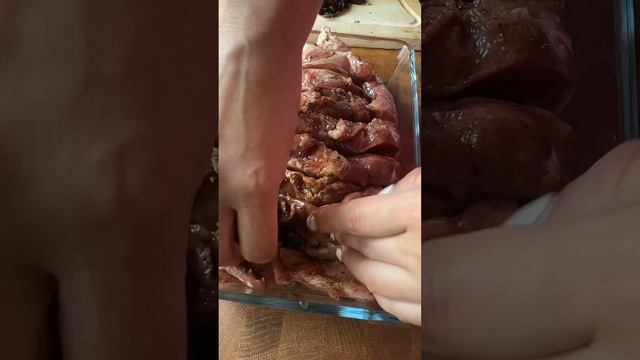 Мясо в духовке с черносливом и грецким орехом #готовимдома #мясо #мясовдуховке #мясорецепт смотреть онлайн