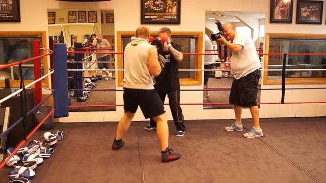 Boxing News editor Tris Dixon on the pads with Ricky Hatton смотреть онлайн