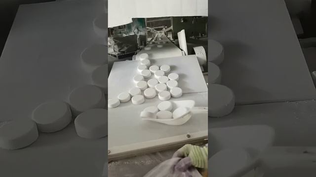 China Chemicals Factory produce Trichloroisocyanuric Acid（TCCA 90%） 200g tablets смотреть онлайн