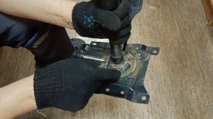 Ремонт офисного кресла. Замена газлифта в офисном кресле. Как вытащить газлифт. Сбиваем паук пиастр