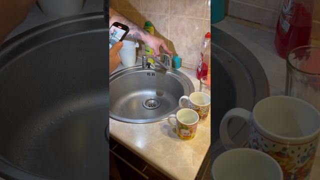 Как налить воду в стакан! Отмечаем 62 подписчика #вода #стакан #налить #обзор #топ #блогер смотреть онлайн