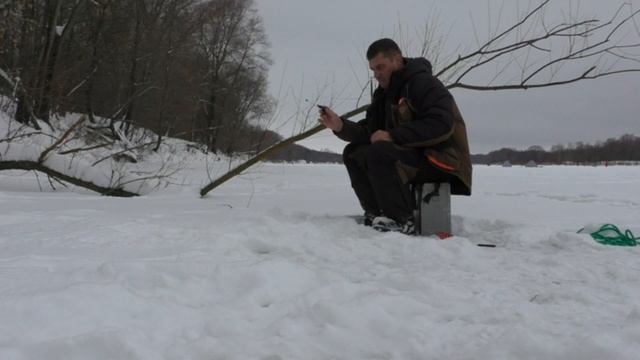ЗИМНЯЯ РЫБАЛКА ОКОЛО ЗАПРЕТКИ. ТАМ ЛОВИТЬ НЕЛЬЗЯ. БЕЗМОТЫЛКА, ПОСТАВУШКИ И .. смотреть онлайн