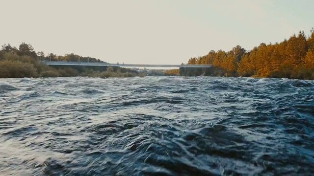 a risky flight on a drone over the water at an extremely low altitude above a stormy river смотреть онлайн