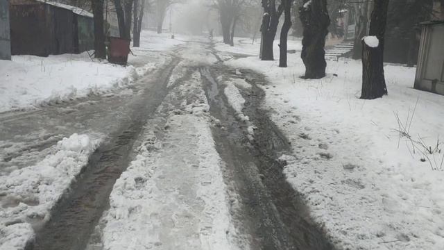 Пешеходы по щиколотки в воде- на не чищенной Европейской улице и тротуарах в центре Лисичанска смотреть онлайн