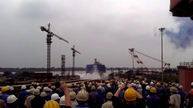 спуск судна "TRAMMO BAUMANN" на воду 2015 смотреть онлайн