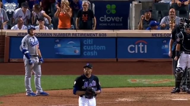 Fan Shines Green Laser at Max Muncy During Dodgers vs. Mets Game! смотреть онлайн