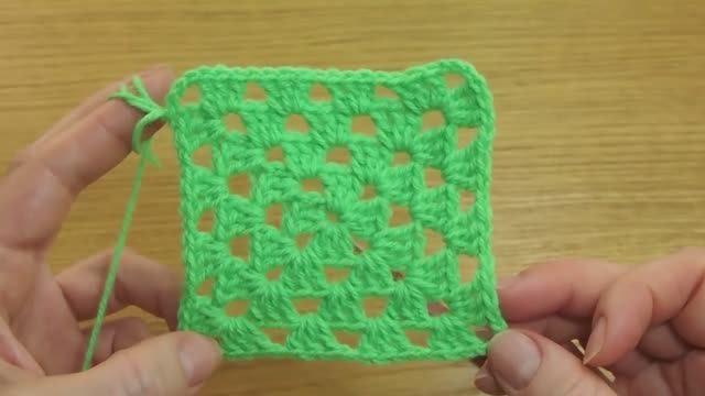 Простой бабушкин квадрат крючком.Вязание для начинающих ЛЕГКО! A simple granny square Урок 16 смотреть онлайн