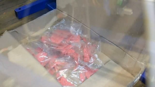 Фасовочный вертикальный автомат с весовым дозатором для упаковки бисера, бусин 5гр смотреть онлайн