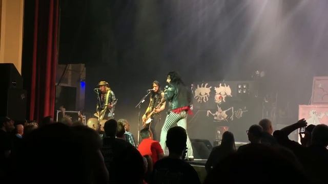 Alice Cooper-Nita Straus guitar solo/Poison live at the Genesee Theater 9-22-2016 смотреть онлайн