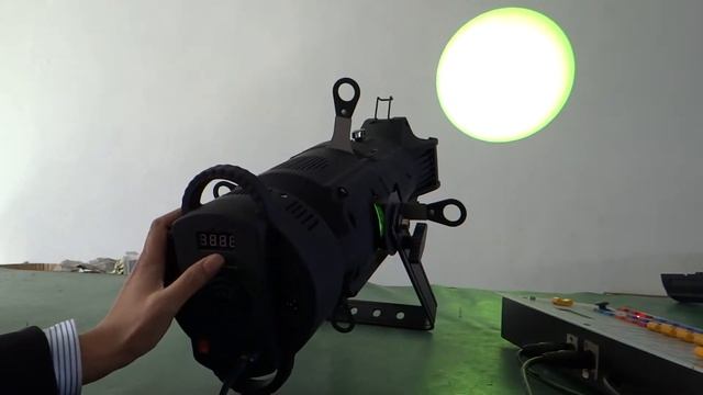 LED Spotlight 4-in-1 смотреть онлайн