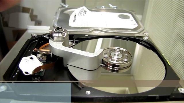 Seagate 7200.12 Head Replacement Process - HddSurgery смотреть онлайн