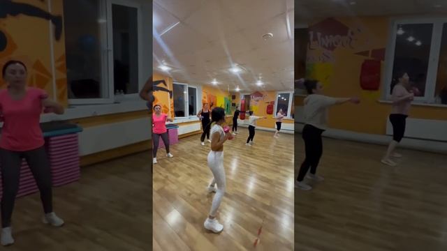 Девочки, приглашаю вас на групповой фитнес 🔥Зажжем прожжем и прокачаем 🤣💪🏼 смотреть онлайн