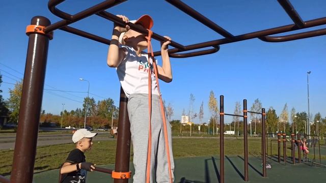 Атмосфера тренировки по воркауту. Команда Стойкие смотреть онлайн
