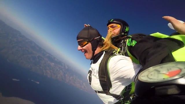 Hostel Forum goes skydiving with ADV смотреть онлайн