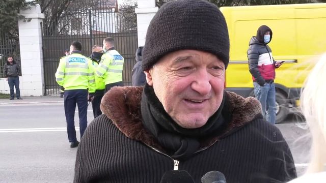Gest uluitor al lui Gigi Becali! Salvează un om care s-a urcat pe stâlp în fața vilei sale! смотреть онлайн