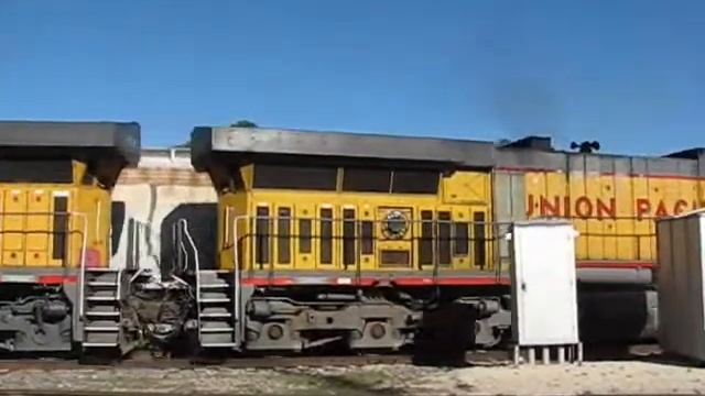 UPRR AC60's creeping downhill - McNeil Texas смотреть онлайн