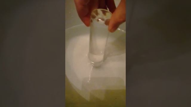 Колба всасывает воду из кастрюли (Эксперемент) смотреть онлайн