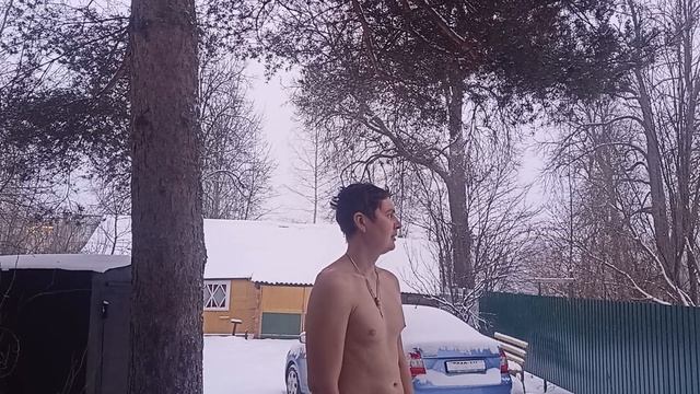 Закаливание. Утреннее обливание холодной водой. На улице -12. смотреть онлайн
