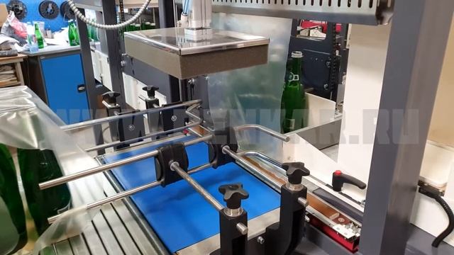 Упаковка бутылок на плоской подложке смотреть онлайн