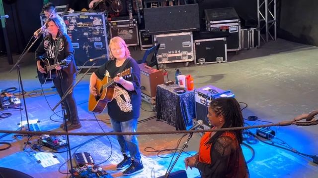 Indigo Girls + Ruthie Foster sing “Angel from Montgomery” at Stubb’s in Austin. October 23, 2022. смотреть онлайн