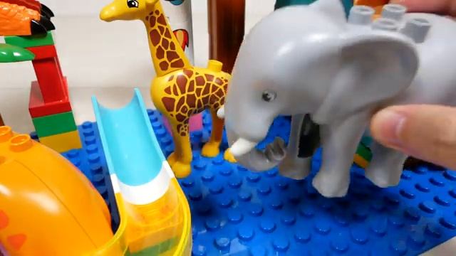 Удивительный мир конструкторов Marble Run ASMR ☆ Лего блоки - туннель льва и оранжевый динозавр смотреть онлайн