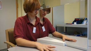 Зеркальная терапия поврежденной руки