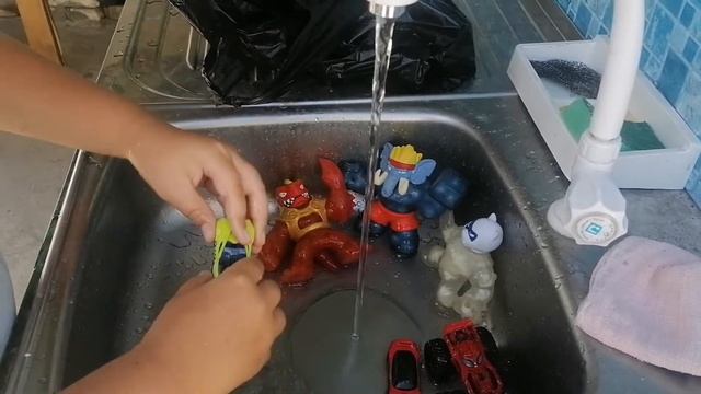 ИГРУШКИ в ВОДЕ ! ГЕРОИ ГУДЖИЦУ и МАШИНКИ моются от ПЕСКА смотреть онлайн