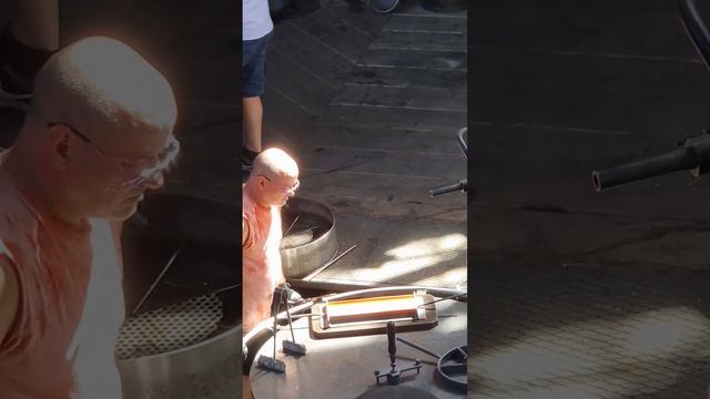 Pouring of liquid quartz glass. смотреть онлайн