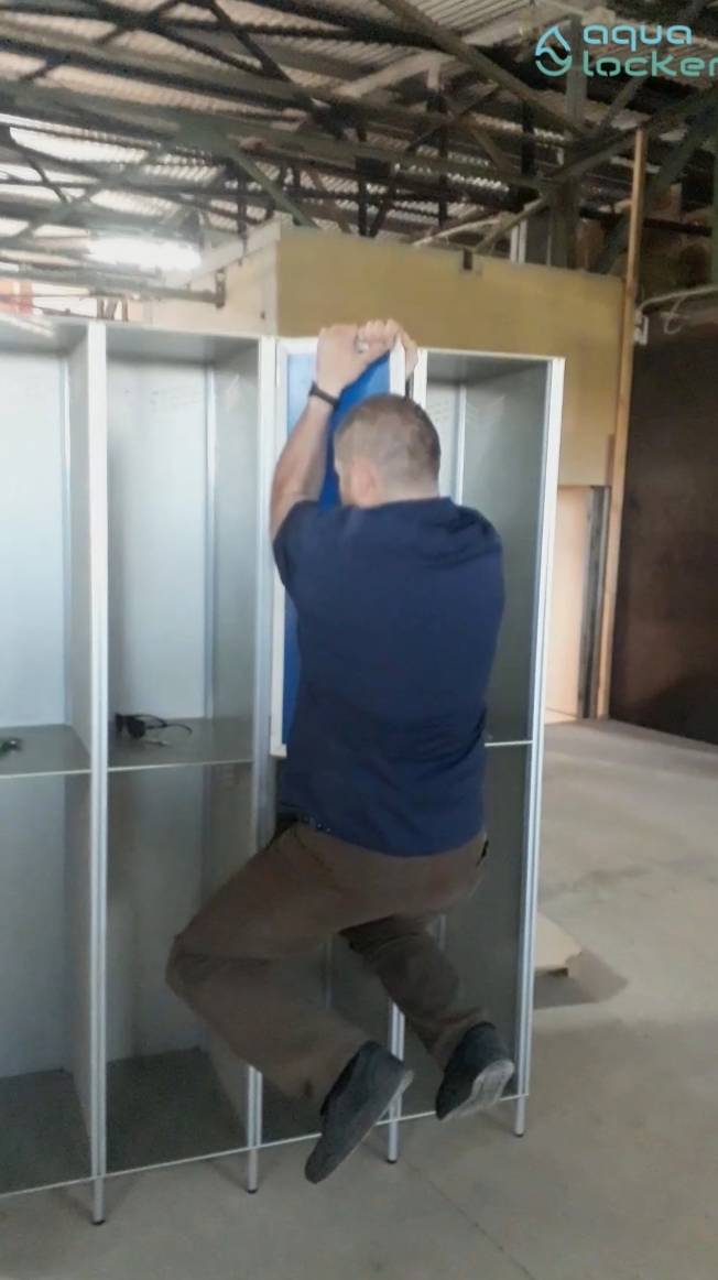 Проверка на прочность крепления двери влагостойких шкафов «AquaLocker» смотреть онлайн