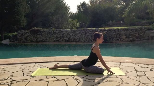 Vinyasa todos los niveles - Tempo lento a ras de suelo 31 min смотреть онлайн