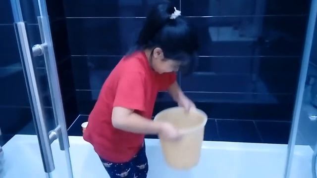 Челендж РАЗЛИЛА на себя ВЕДРО ВОДЫ смотреть онлайн