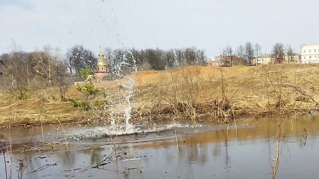 ✅Тест петард в воде, в глубоком болоте. Красивые и большие всплески воды. смотреть онлайн