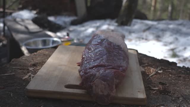 Весенний поход на избу в тайге. Пожарили мясо на садже. Полетали над тайгой. Избушечный кайф.