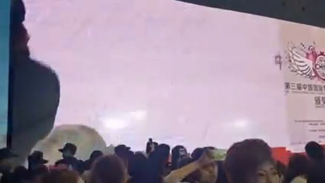 브이엑스 - OMG (중국공연 직캠) смотреть онлайн